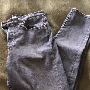 Levi’s wedgie fit skinny jean. Washed black.